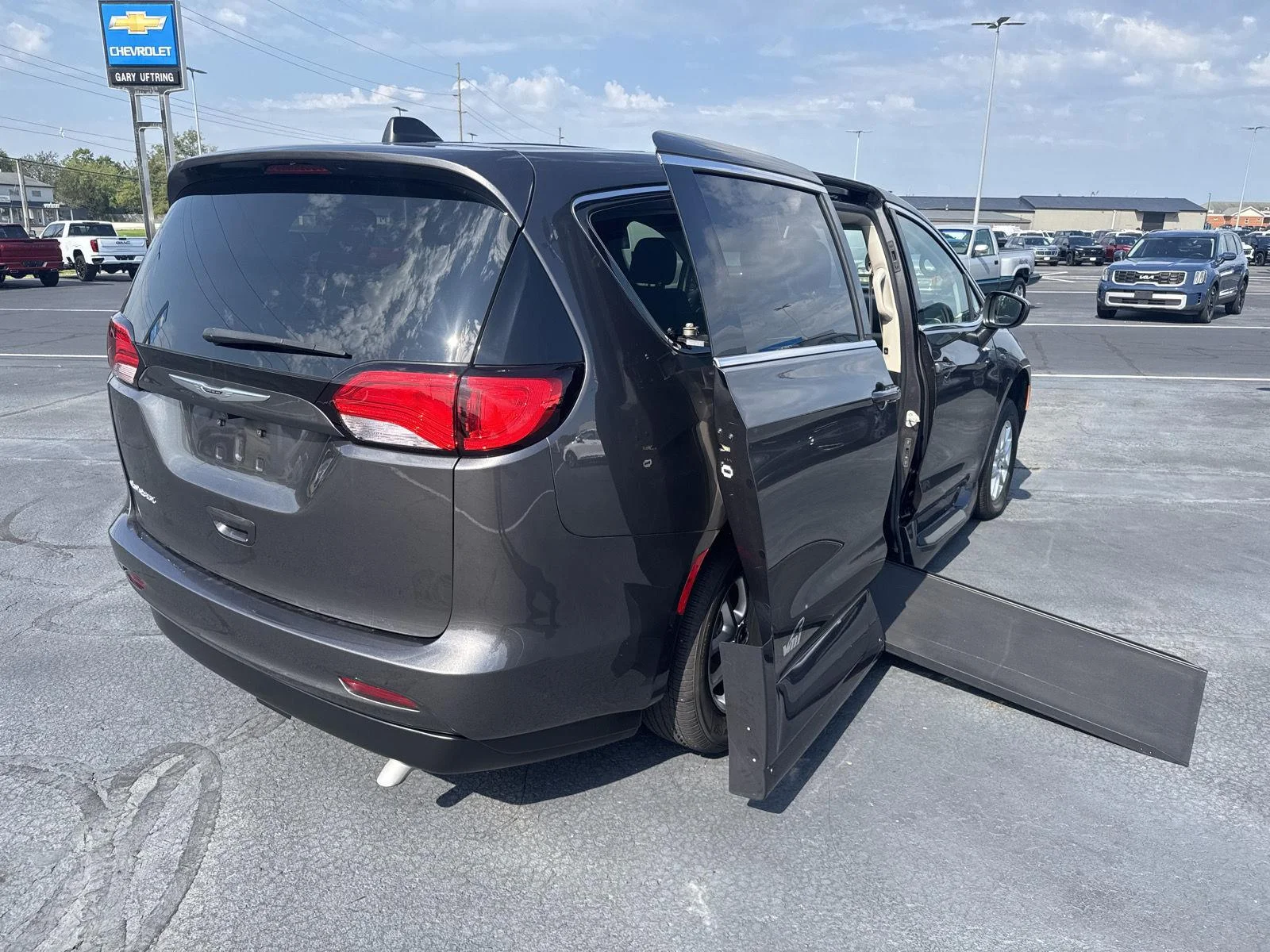 Used 2022 Granite Crystal M Chrysler LX image 5