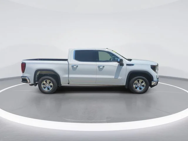 Used 2024 White GMC SLE image 9