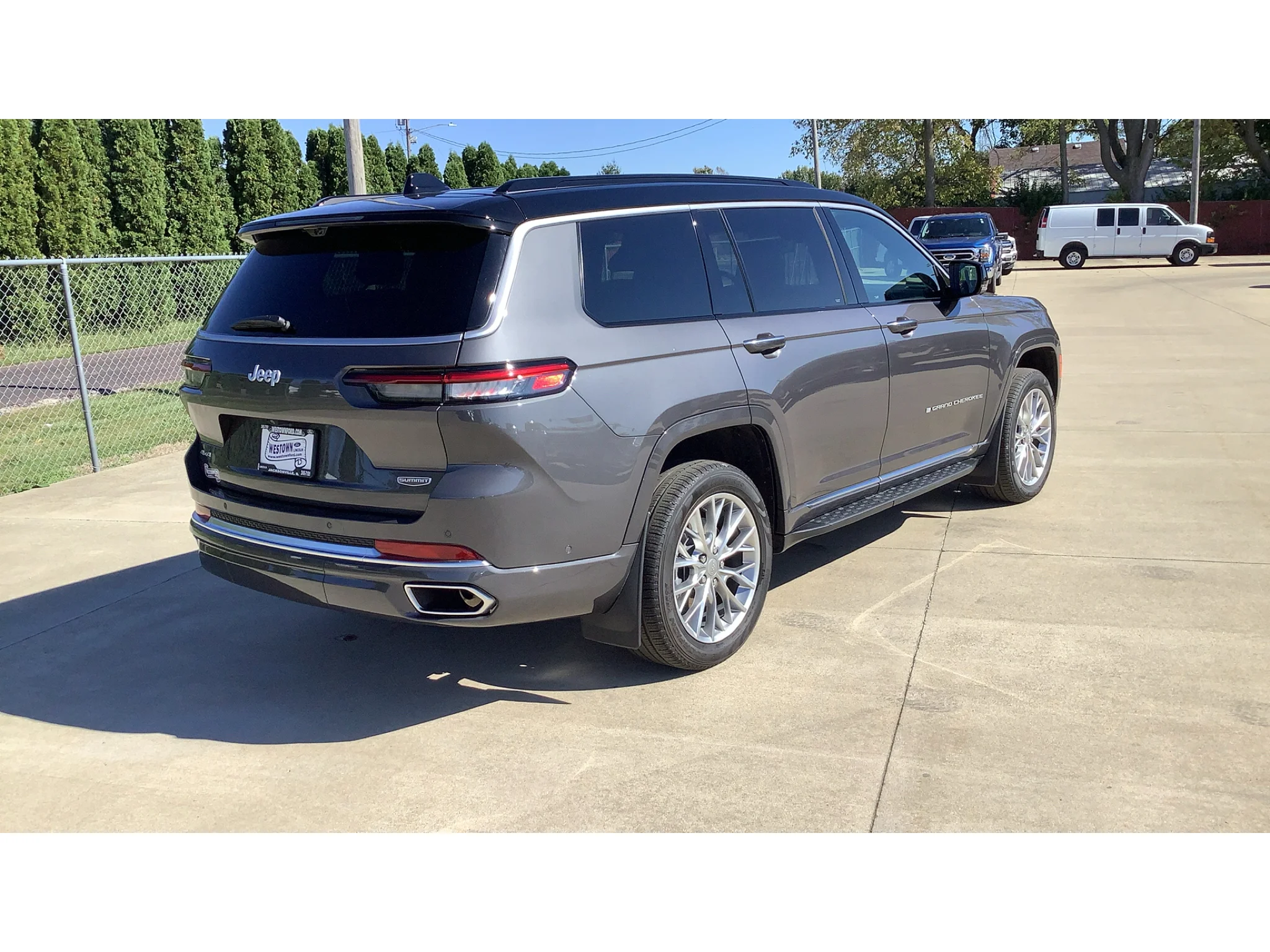 Used 2025 Metallic Jeep Summit image 4