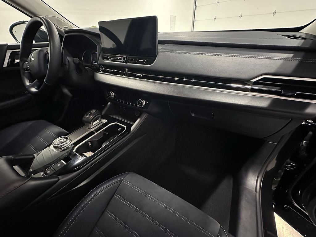 Used 2025 Silver Mitsubishi  image 28