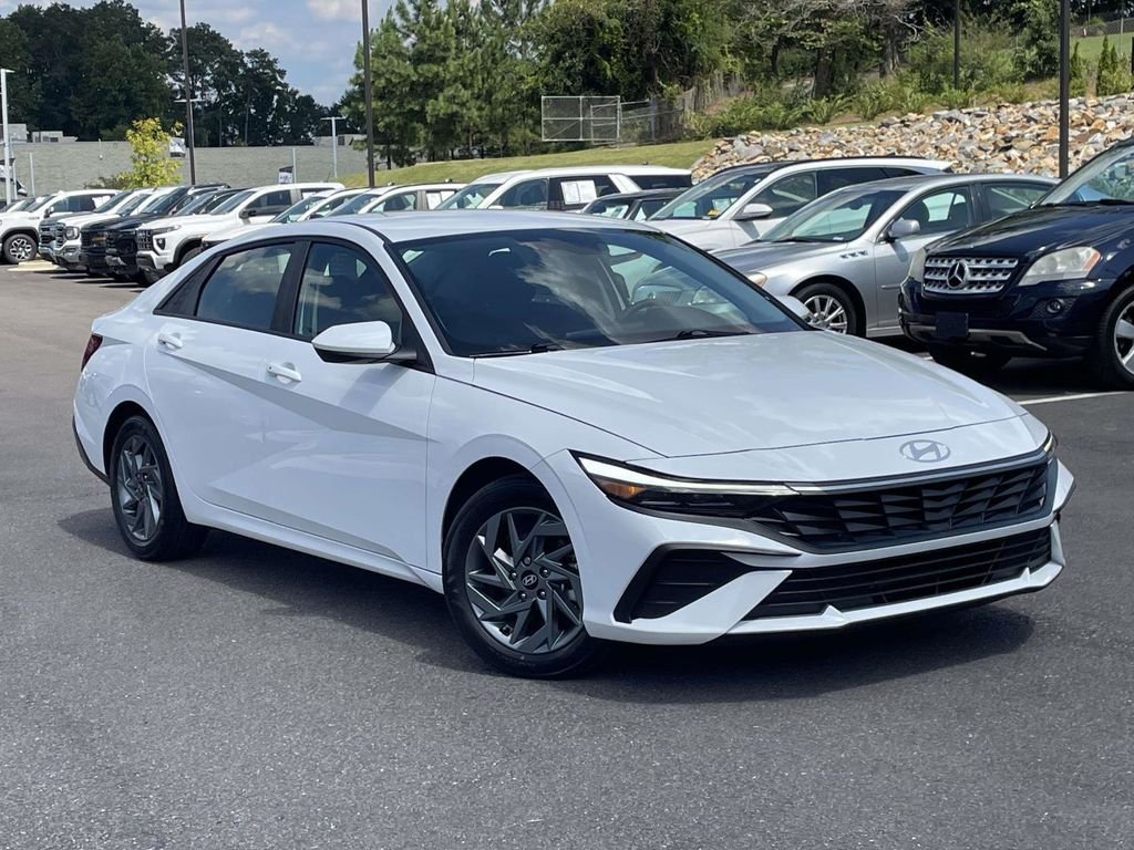 Used 2024 White Hyundai SEL image 1