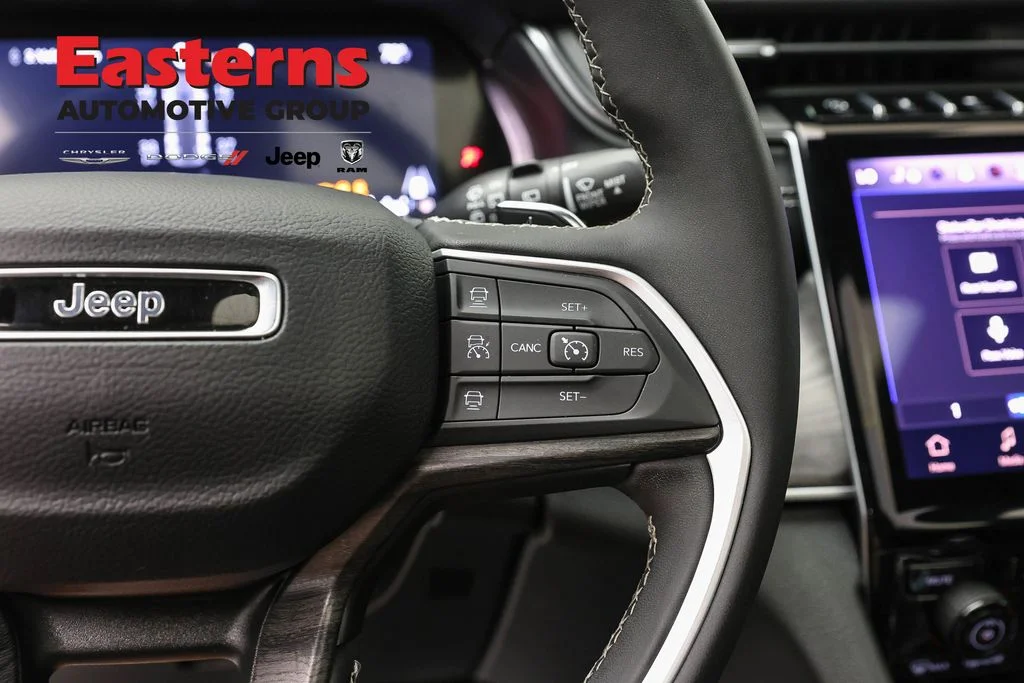 Used 2025 White Jeep Limited image 16