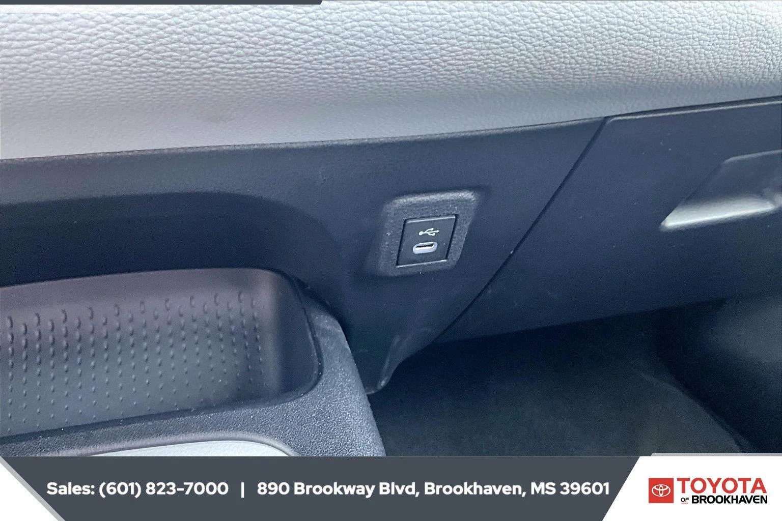Used 2025 Ice Cap Toyota SE image 23