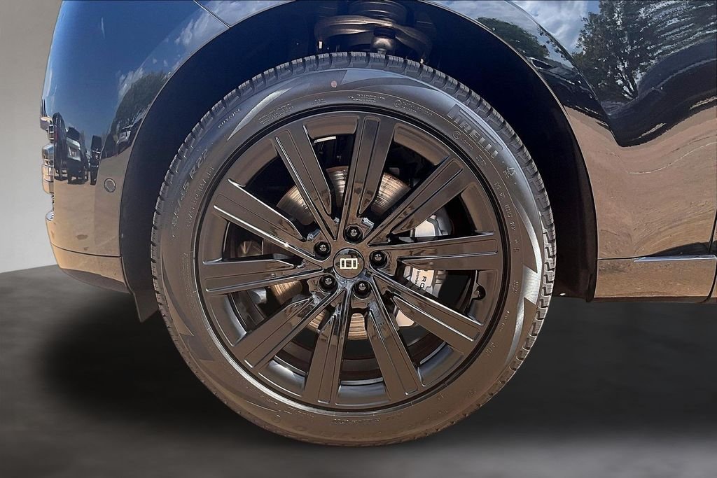 New 2027 Santorini Black Metallic Land Rover SE image 12
