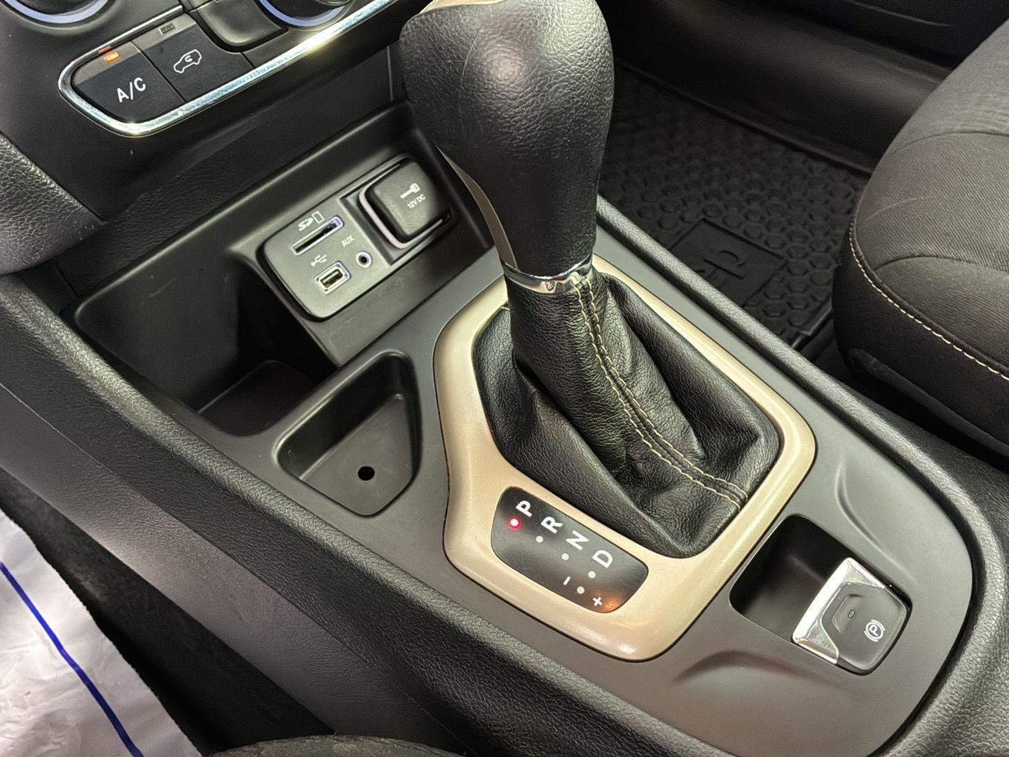 Used 2015 Bright White Clearcoat Jeep Latitude image 33