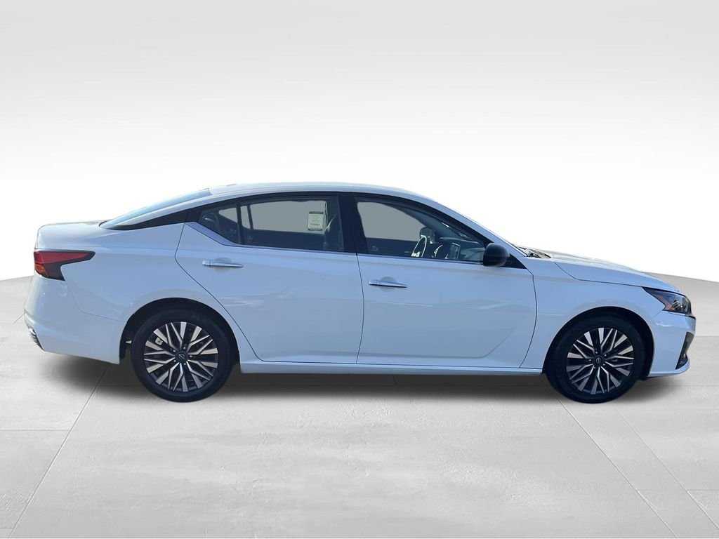 Used 2025 White Nissan 2.5 SV image 6