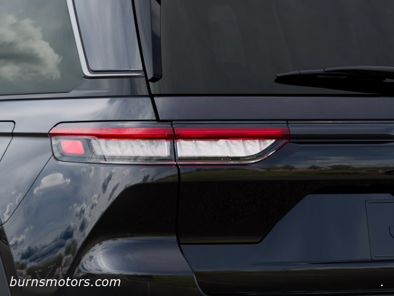 New 2026 Diamond Black Crystal Pearl-Coat Exterior Paint Jeep Laredo Altitude image 9