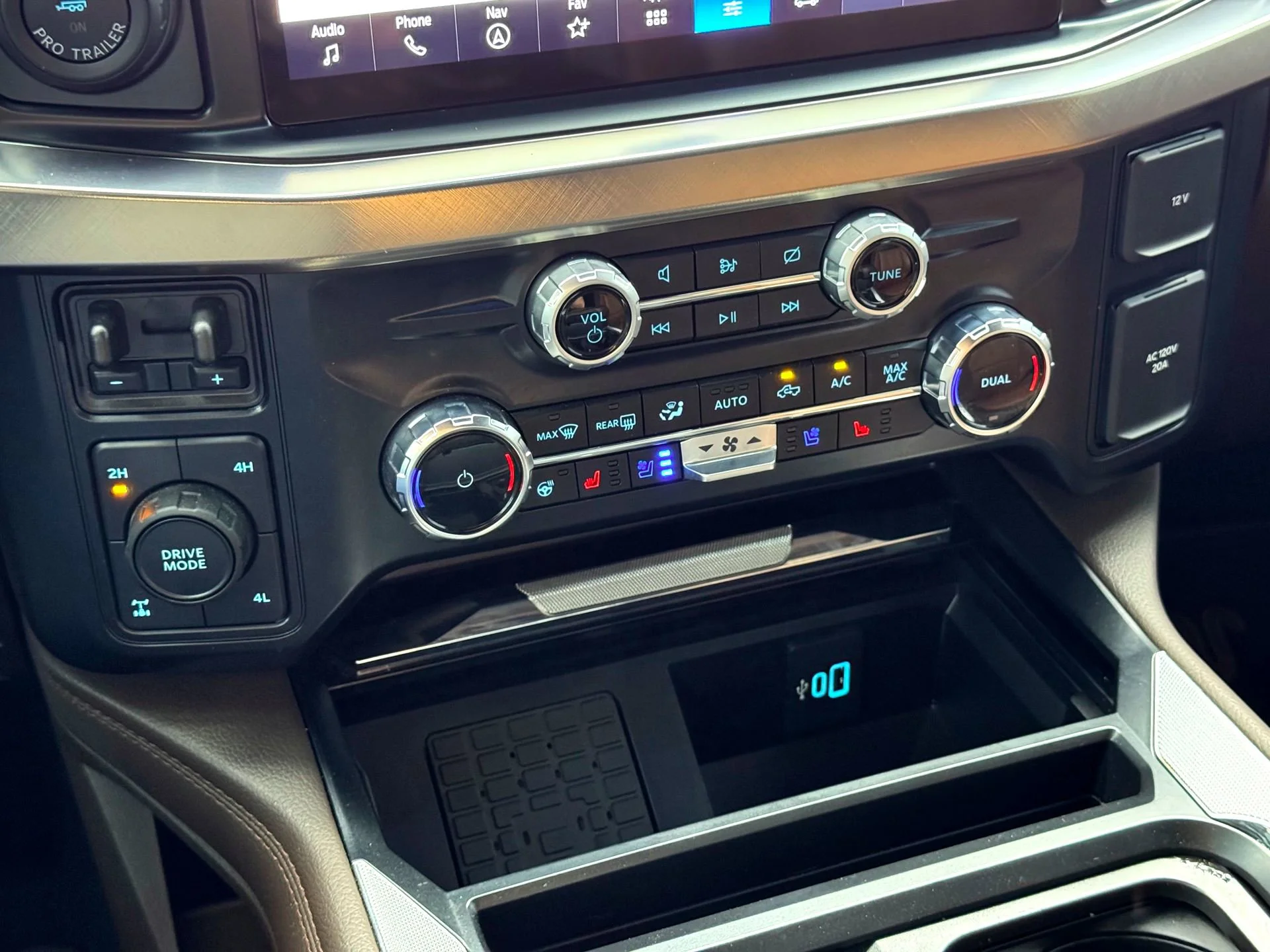 Used 2024  Ford King Ranch image 26