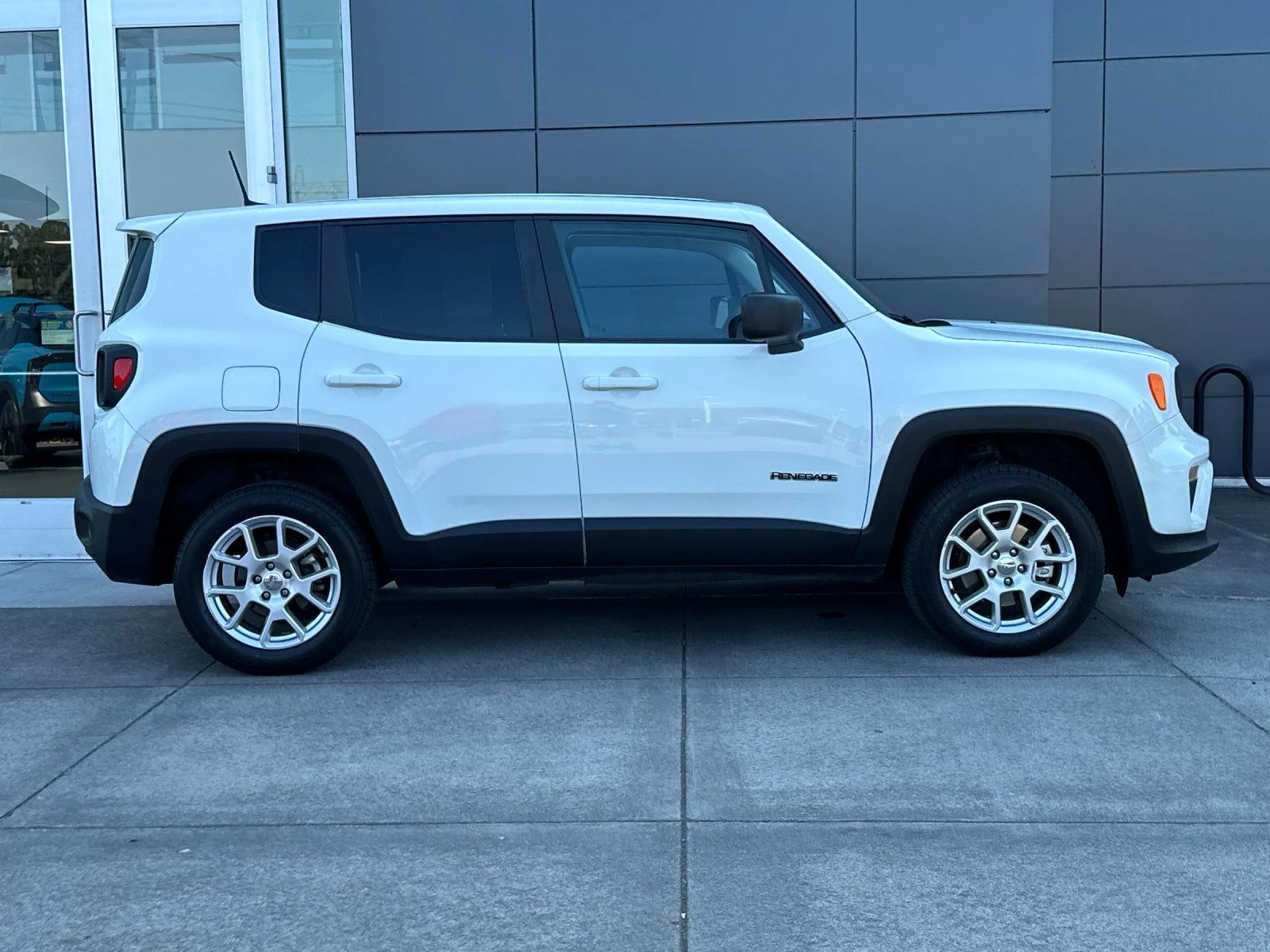 Used 2023 Alpine White Clearcoat Jeep Latitude image 2