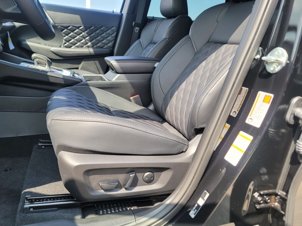 New 2026 Black Nissan Platinum image 19