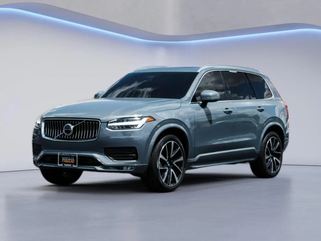 Used 2022 Thunder Grey Metallic Volvo Momentum image 1