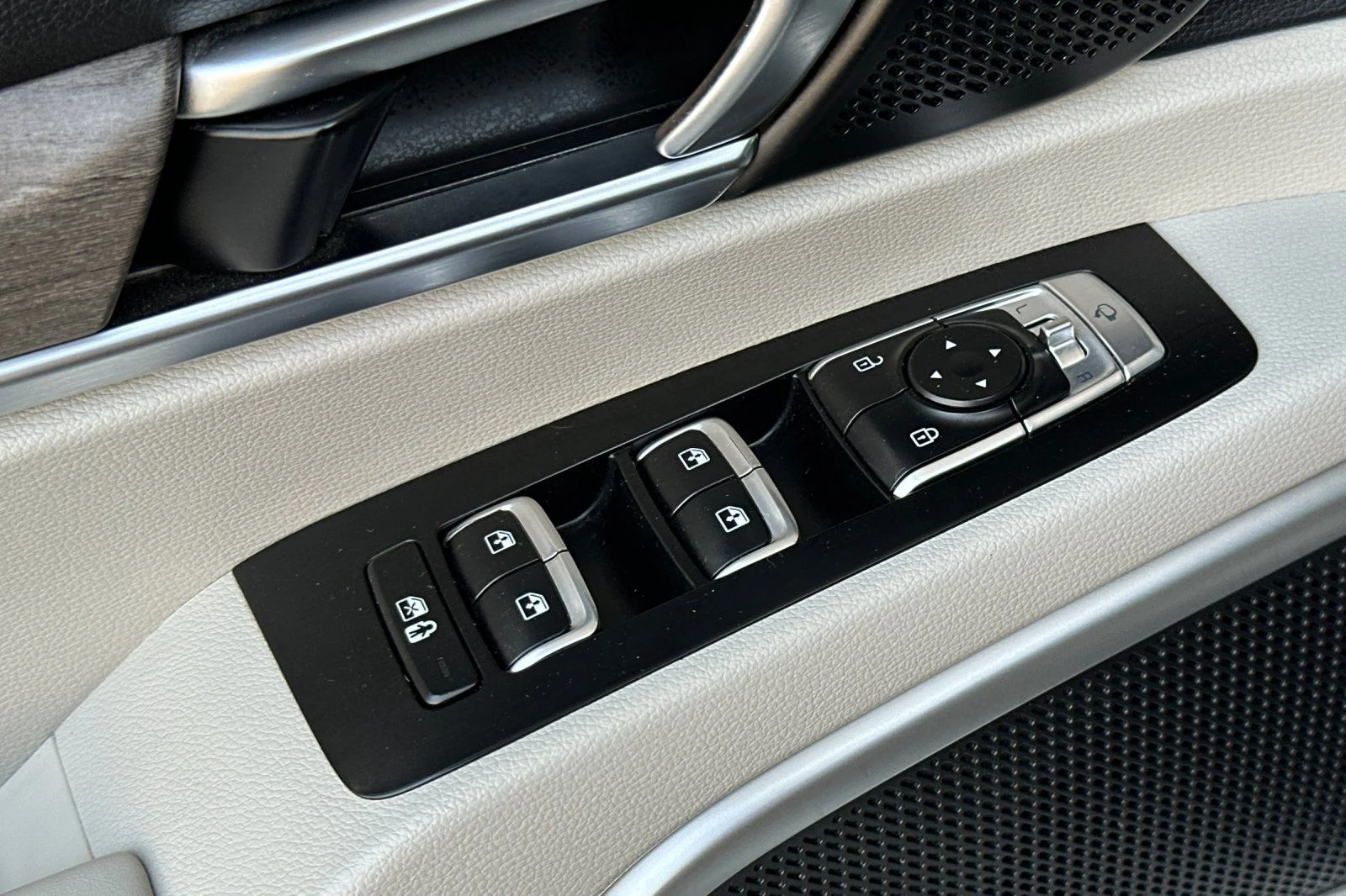 Used 2020 White Kia EX image 11