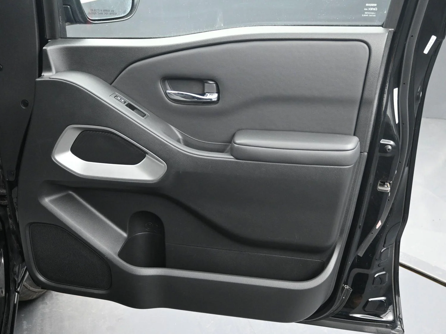 Used 2023  NISSAN  image 6