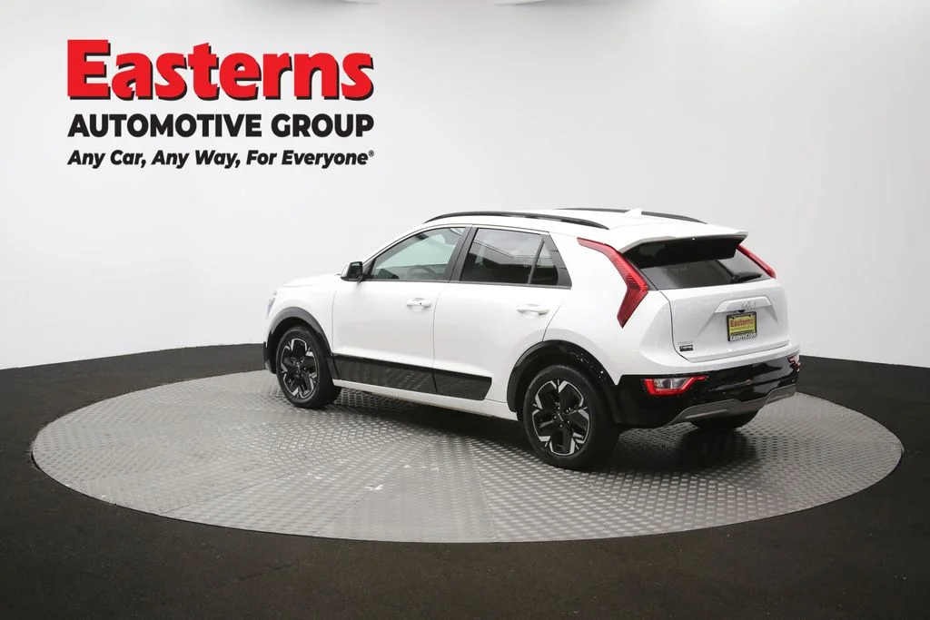 Used 2023 White Kia Wind image 63