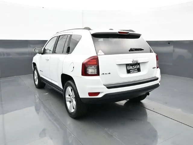 Used 2016 Bright White Clearcoat Jeep Latitude image 5
