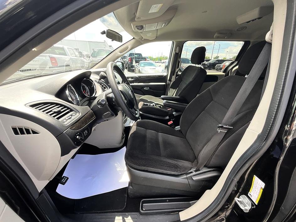 Used 2018 Black Dodge SE image 14