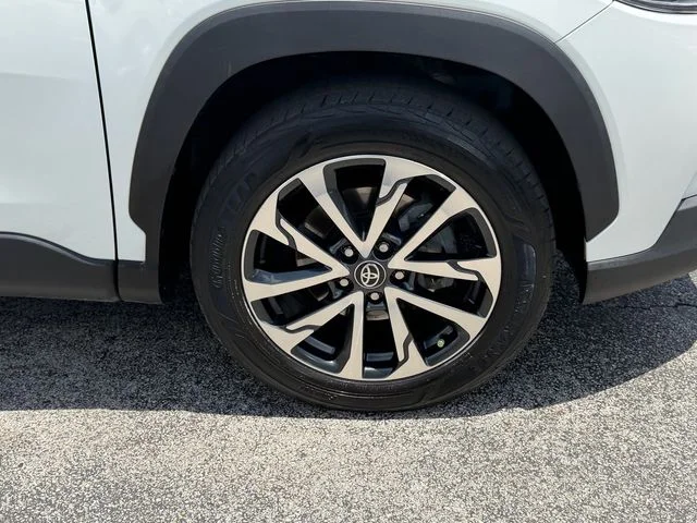 Used 2022 Beige Toyota XLE image 9