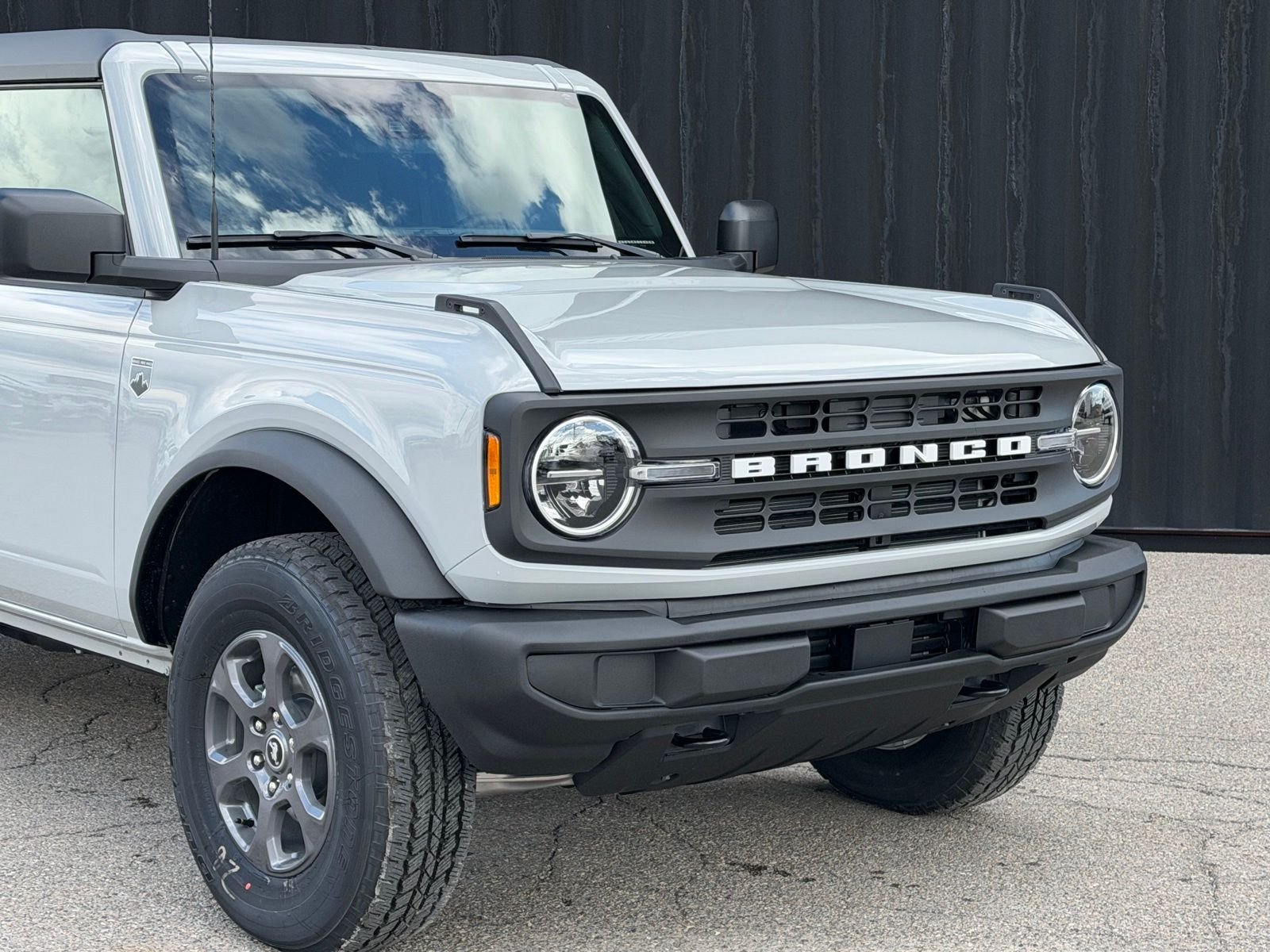View vehicle photo 3