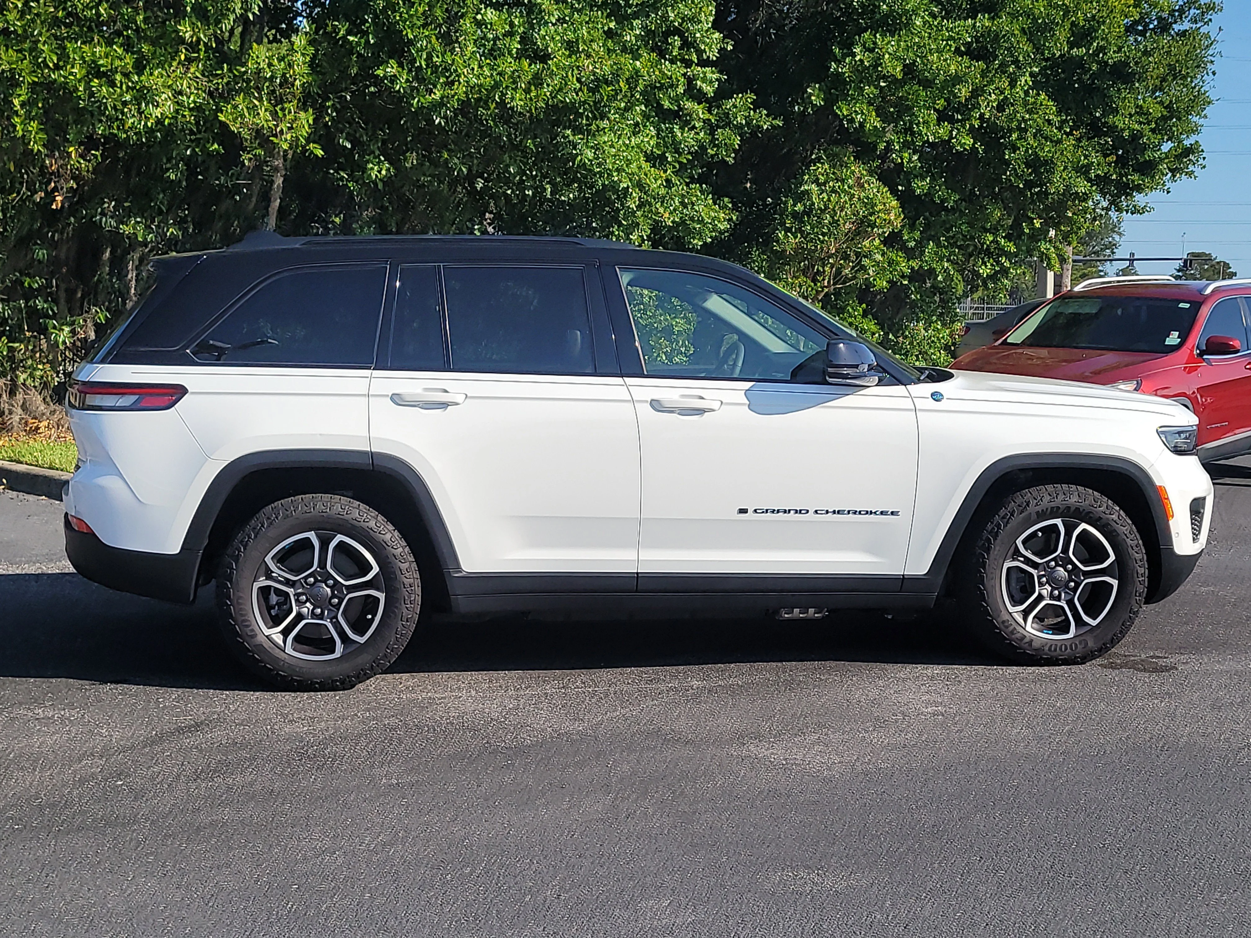 Used 2024 Bright White Clearcoat Jeep Trailhawk image 7