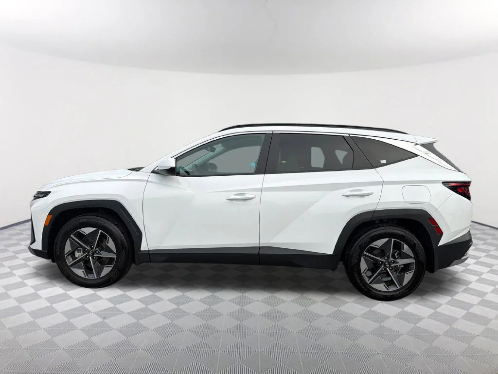 Used 2025 White Hyundai SEL image 8