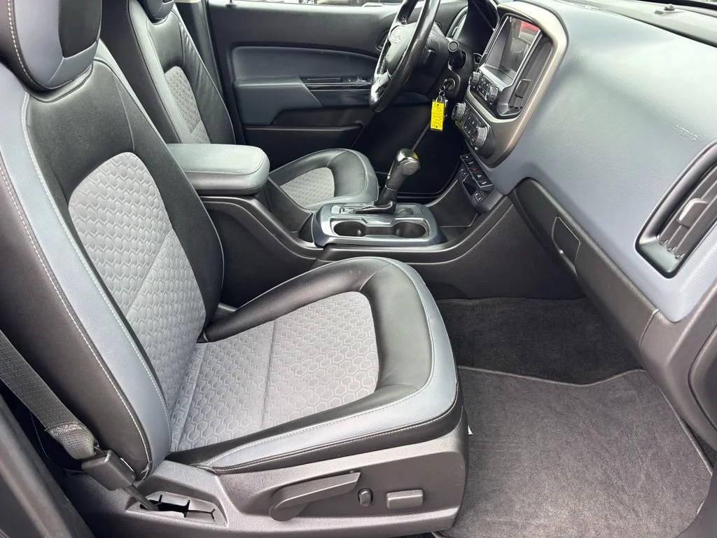 Used 2018 GRAPHITE METALLIC Chevrolet 2WD Z71 image 20