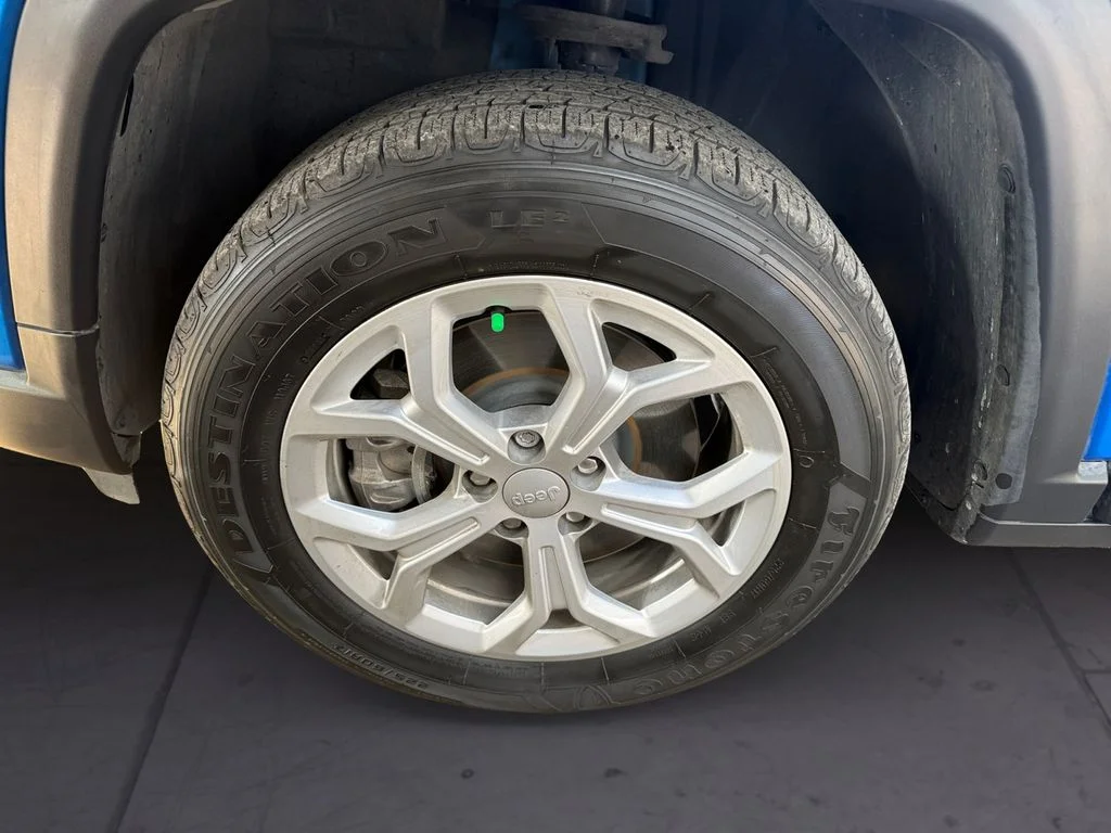 Used 2024 Blue Jeep Latitude image 9