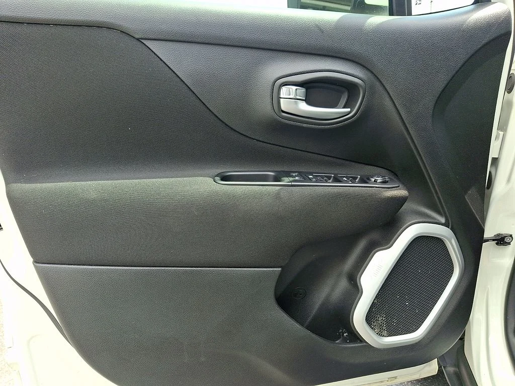 Used 2018 White Jeep Latitude image 12