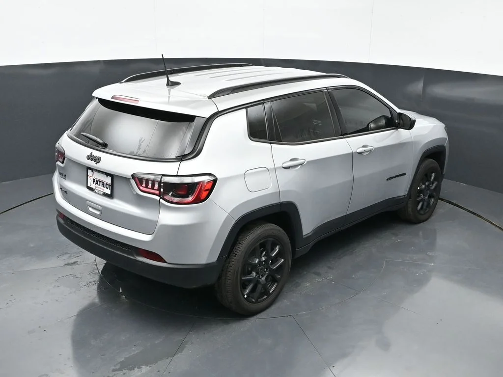 New 2026 Silver Zynith Metallic Clear-Coat Exterior Paint Jeep Latitude image 32