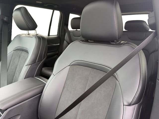 New 2026 Bright White Clear-Coat Exterior Paint Jeep Altitude image 15