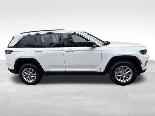 New 2026 Bright White Clear-Coat Exterior Paint Jeep Laredo image 8