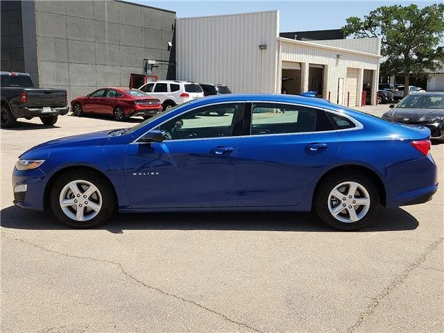 Used 2023 Blue Chevrolet 1LT image 2