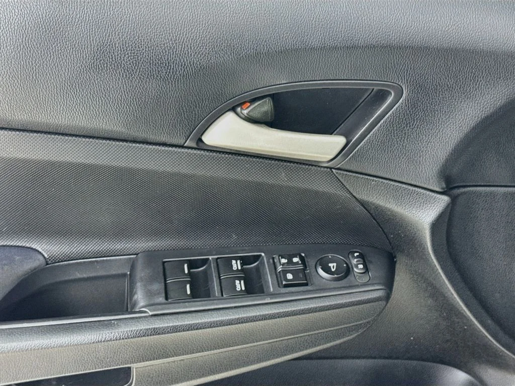 Used 2011 Polished Metal Metallic Honda SE image 20