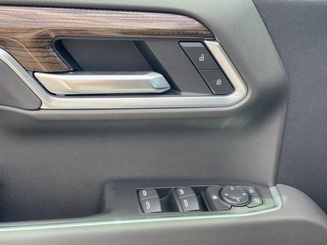 New 2026 Summit White Chevrolet RST image 11