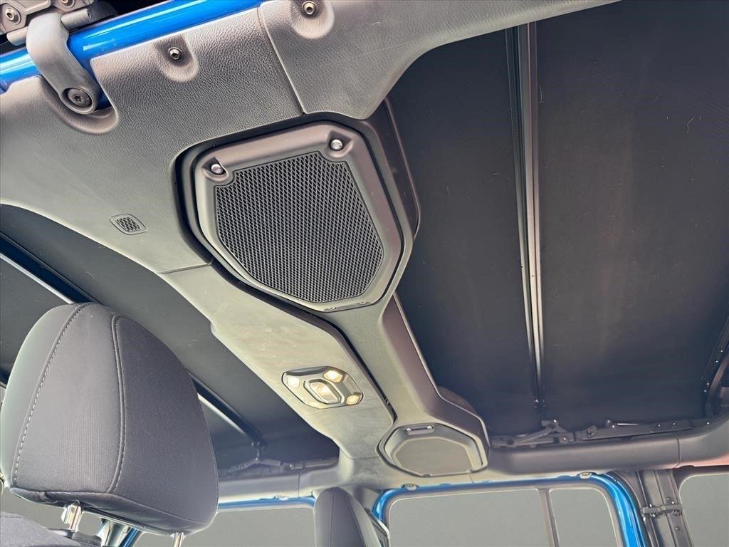 Used 2021  JEEP SPORT image 17