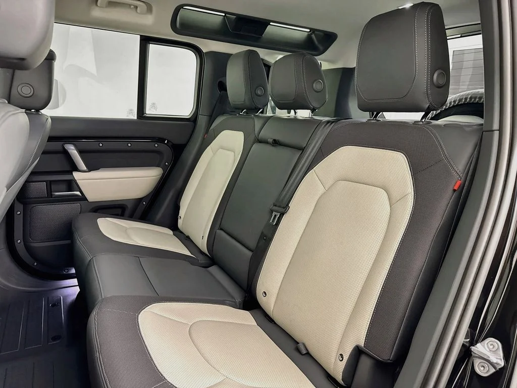 Used 2024 Black Land Rover X-Dynamic SE image 25