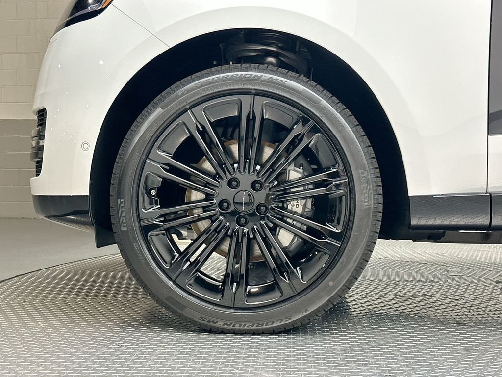 New 2026 Fuji White Land Rover SE image 5