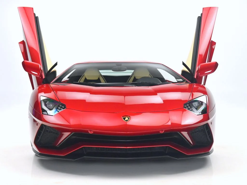 Used 2018 Maroon Lamborghini  image 2