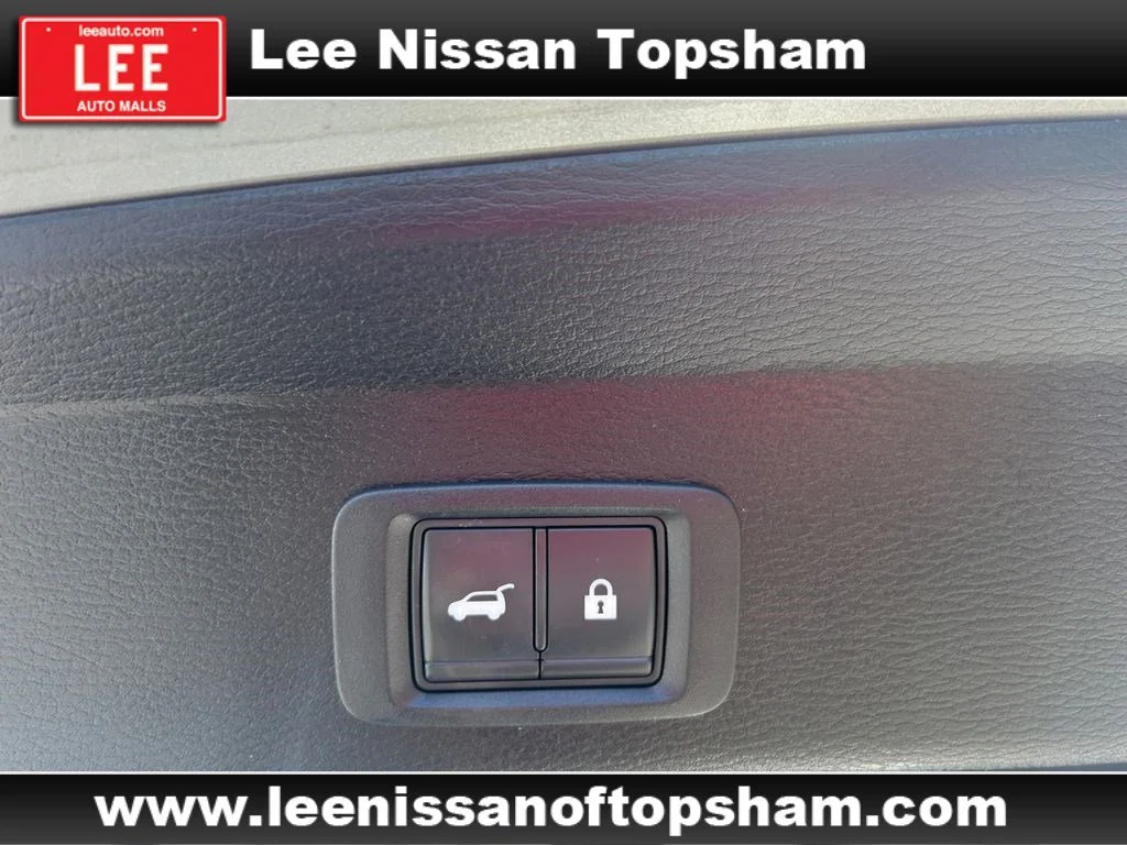 Used 2022 Silver Mitsubishi SE image 21