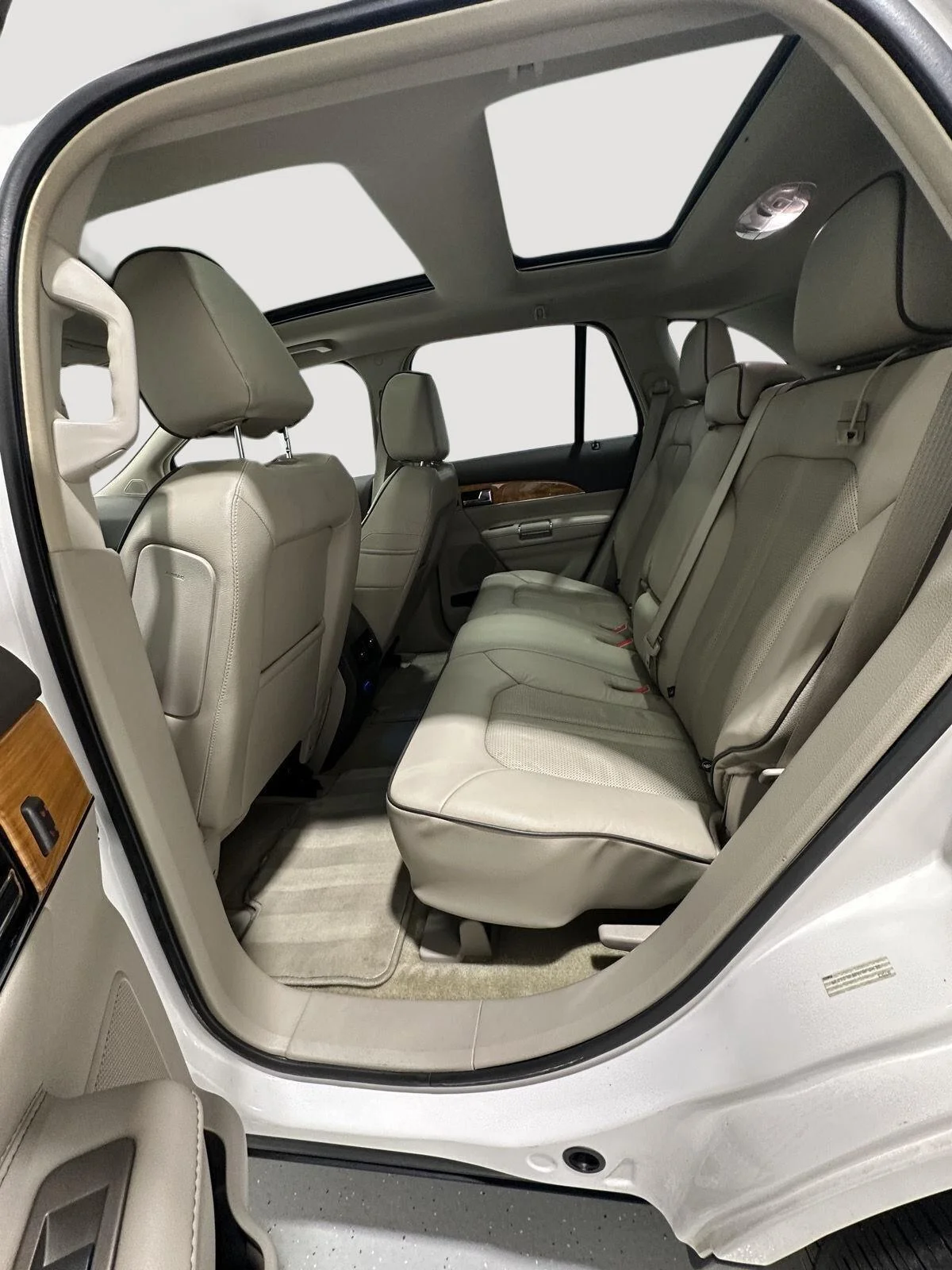 Used 2015 White Lincoln AWD image 17