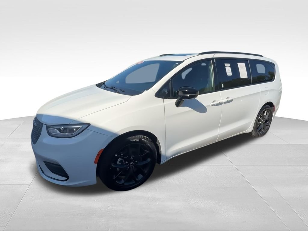 Used 2025 White Chrysler Limited image 4