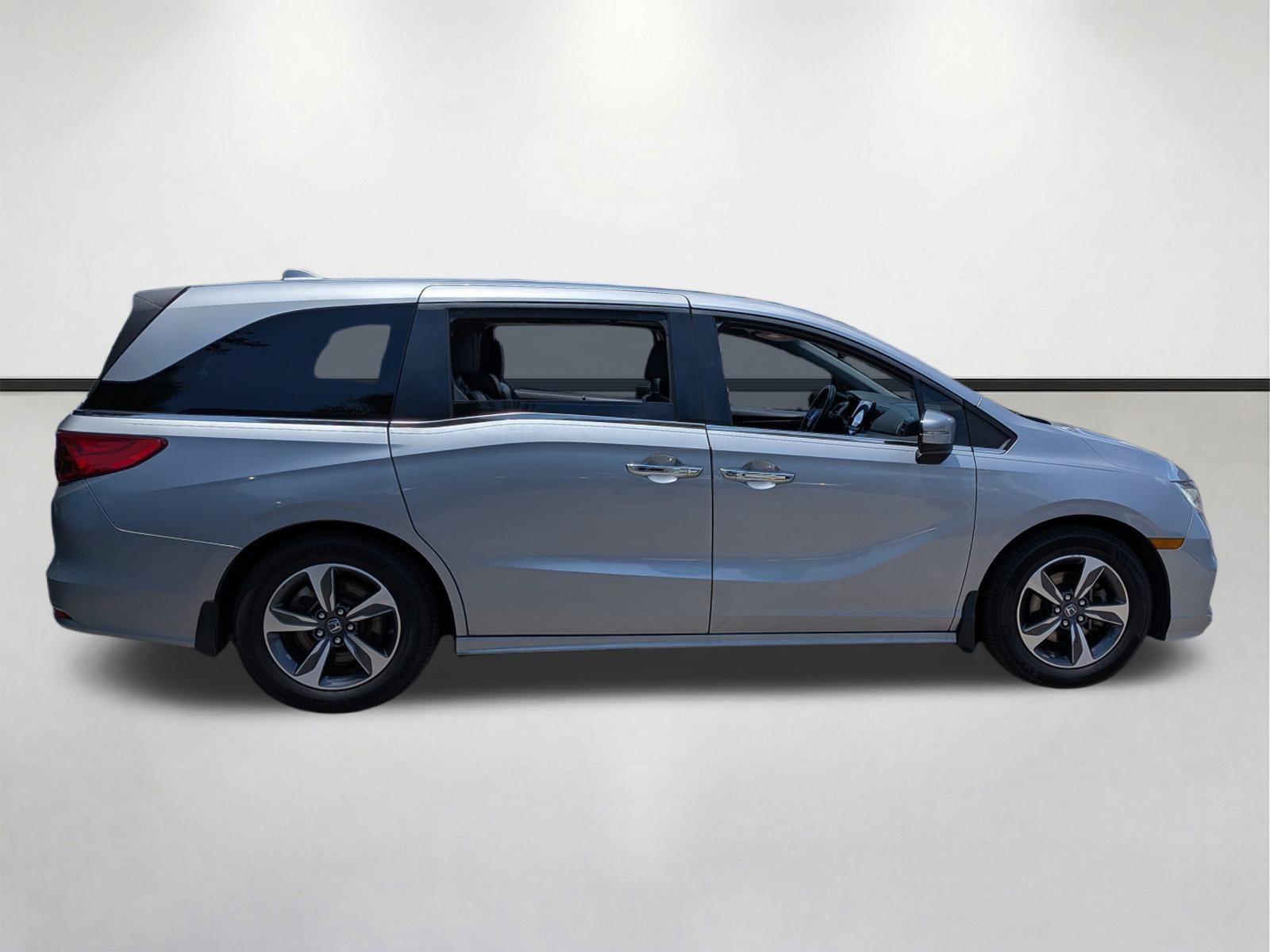 Used 2019 Lunar Silver Metallic Honda Touring image 3