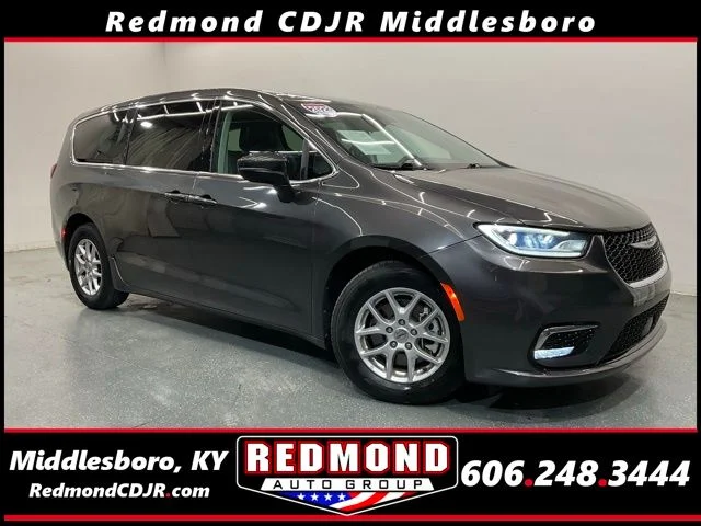 2023 Chrysler Pacifica Touring L's photo