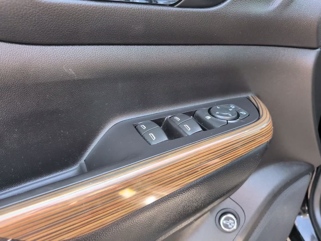 Used 2020 Black GMC SLE image 18