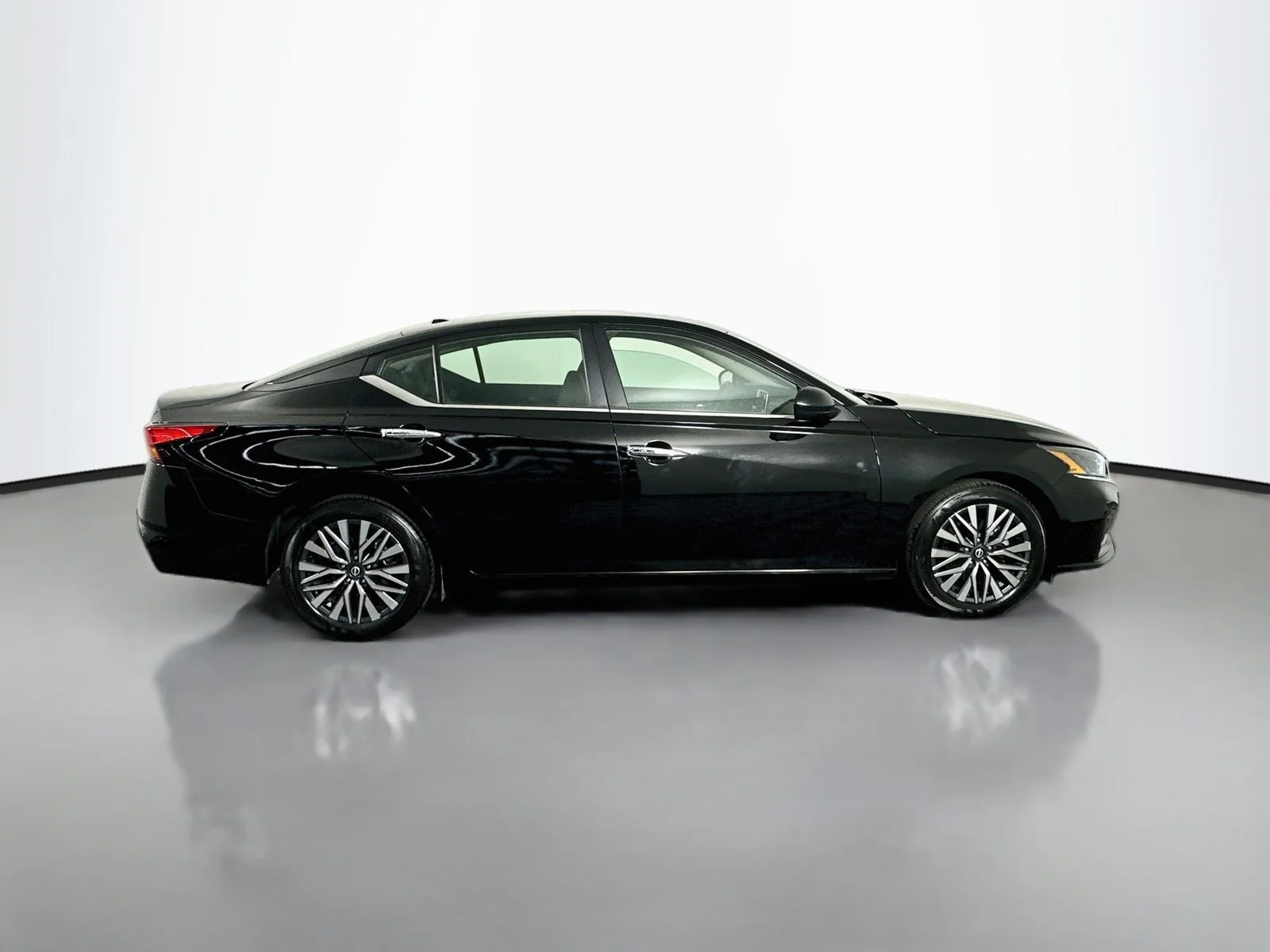 Used 2025 Super Black Clearcoat Nissan 2.5 SV image 8