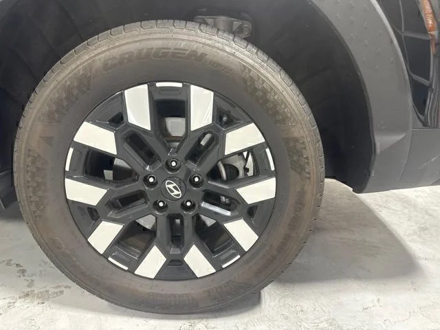 Used 2025 Black Hyundai SEL image 9