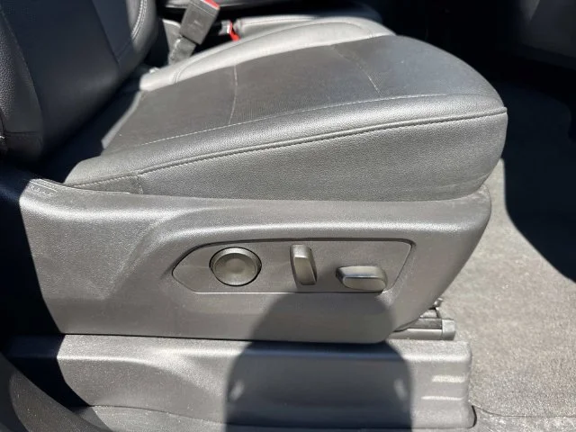 Used 2025 Silver GMC SLT image 36