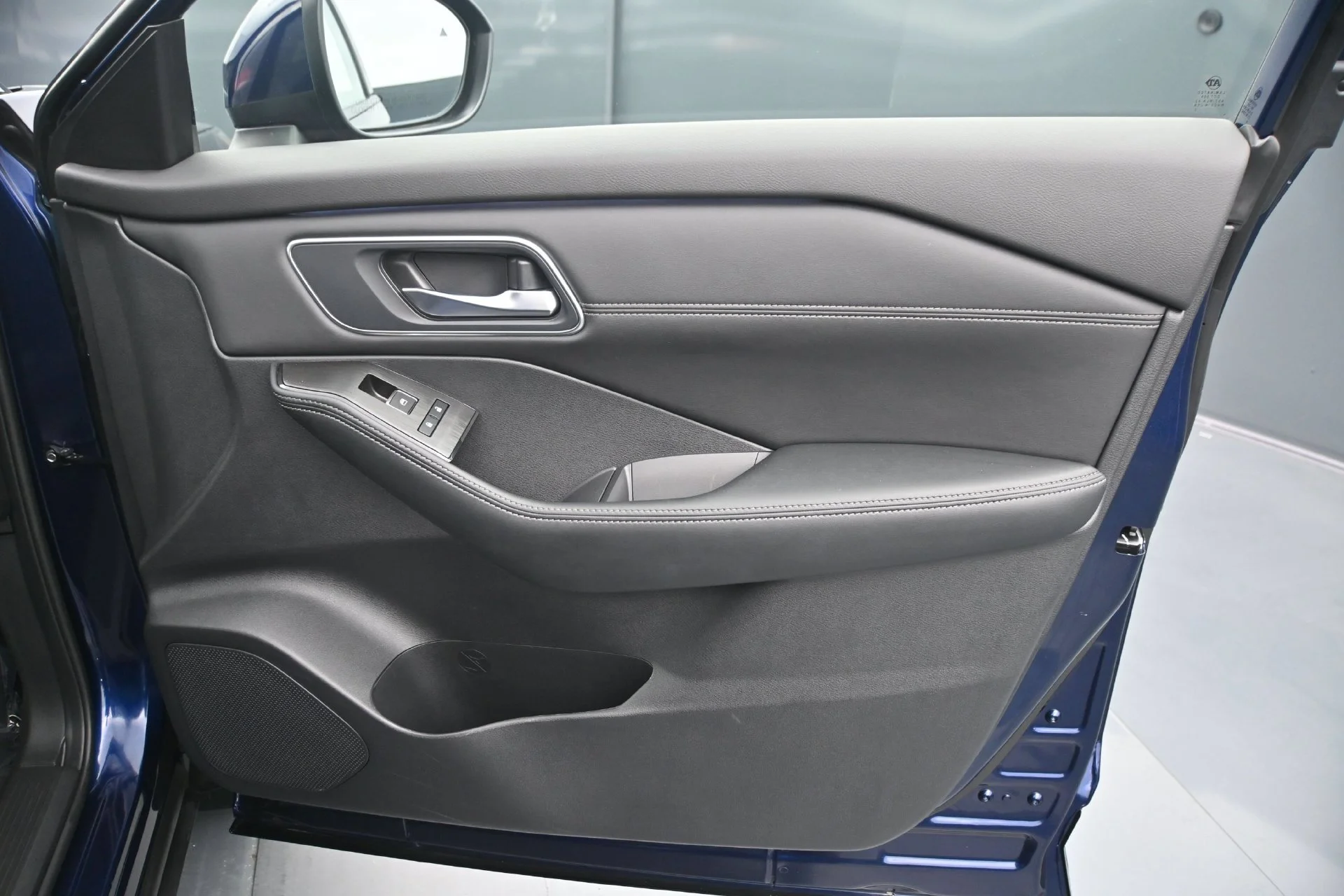 Used 2026 Deep Ocean Blue Pearl Nissan Platinum image 12
