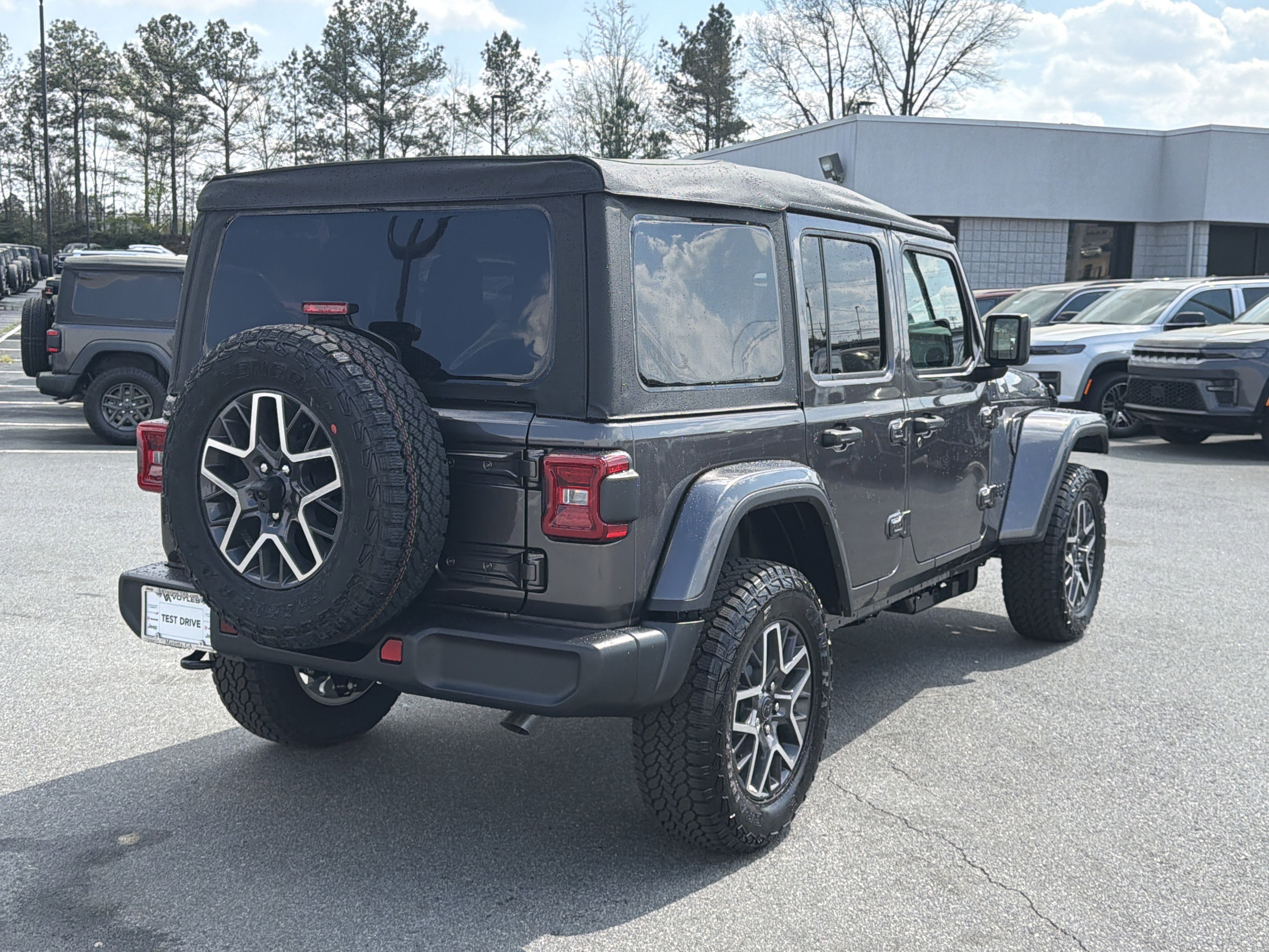 New 2026 Granite Crystal Metallic Clearcoat Jeep Sahara image 8