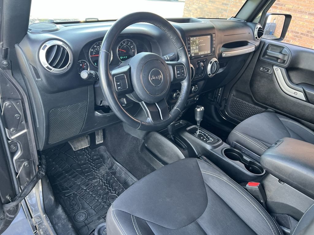 Used 2018  Jeep Sahara image 10
