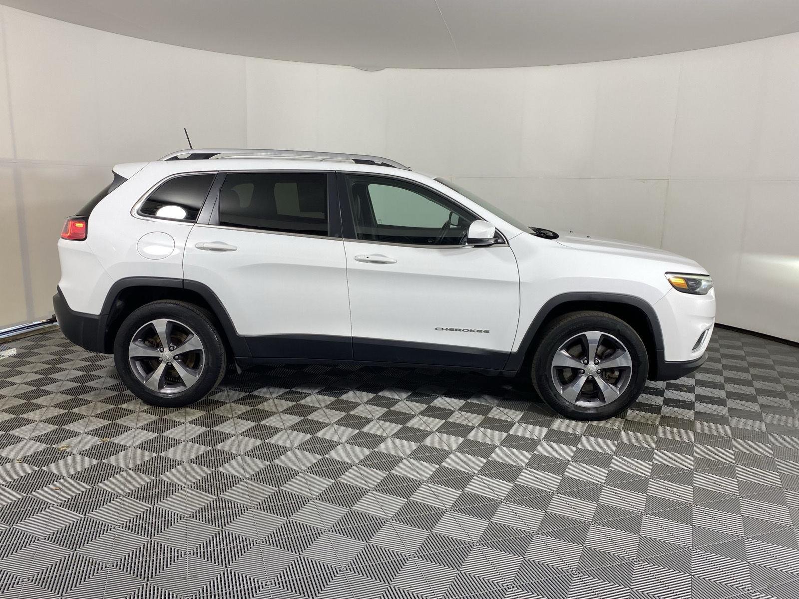 Used 2019 Bright White Clearcoat Jeep Limited image 10